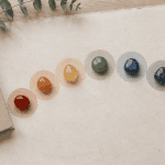 couleur des chakras pierres alignées sur bureau zen
