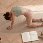 Femme en posture du chat en yoga sur tapis