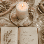 Autel rituel pleine lune avec bougie et cristaux