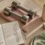 exercice bicep avec haltere sur table bois