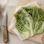 Feuille de chou remede de grand-mere écrasée pour cataplasme contre l’inflammation
