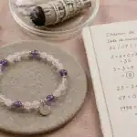 Pierre de vie : bracelet chemin de vie en pierres polies, quartz rose, améthyste, cristal de roche