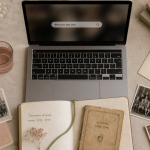 Retrouver des amis perdus de vue : photos et carnet sur table