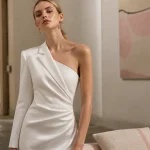 Robe blanche une manche asymétrique, couture et col blazer visibles