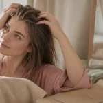 Comment donner du volume aux cheveux fins : racines décollées, mousse légère