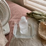 Comment rafraîchir une pièce avec un ventilateur : linge humide et eau glacée.