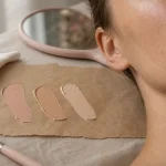 Comment trouver sa teinte de fond de teint : échantillons sur mâchoire et cou