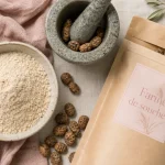 Farine de souchet en bol, chufa séchée et mortier, cuisine sans gluten
