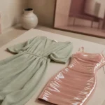 5 tenues à éviter après 50 ans : robe moulante trop brillante et tenue à éviter