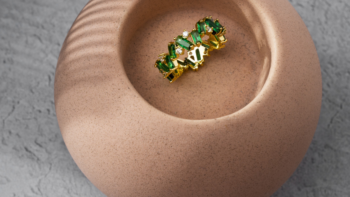 bague en or avec pierres précieuses