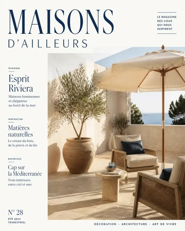Aménagement d'une terrasse chic inspirée par la French Riviera avec mobilier en rotin et parasol écru