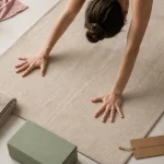 Position yoga chien tête en bas : genoux fléchis, mains et pieds stables