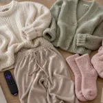 Tenue cocooning femme en pull oversize, pantalon fluide et cardigan
