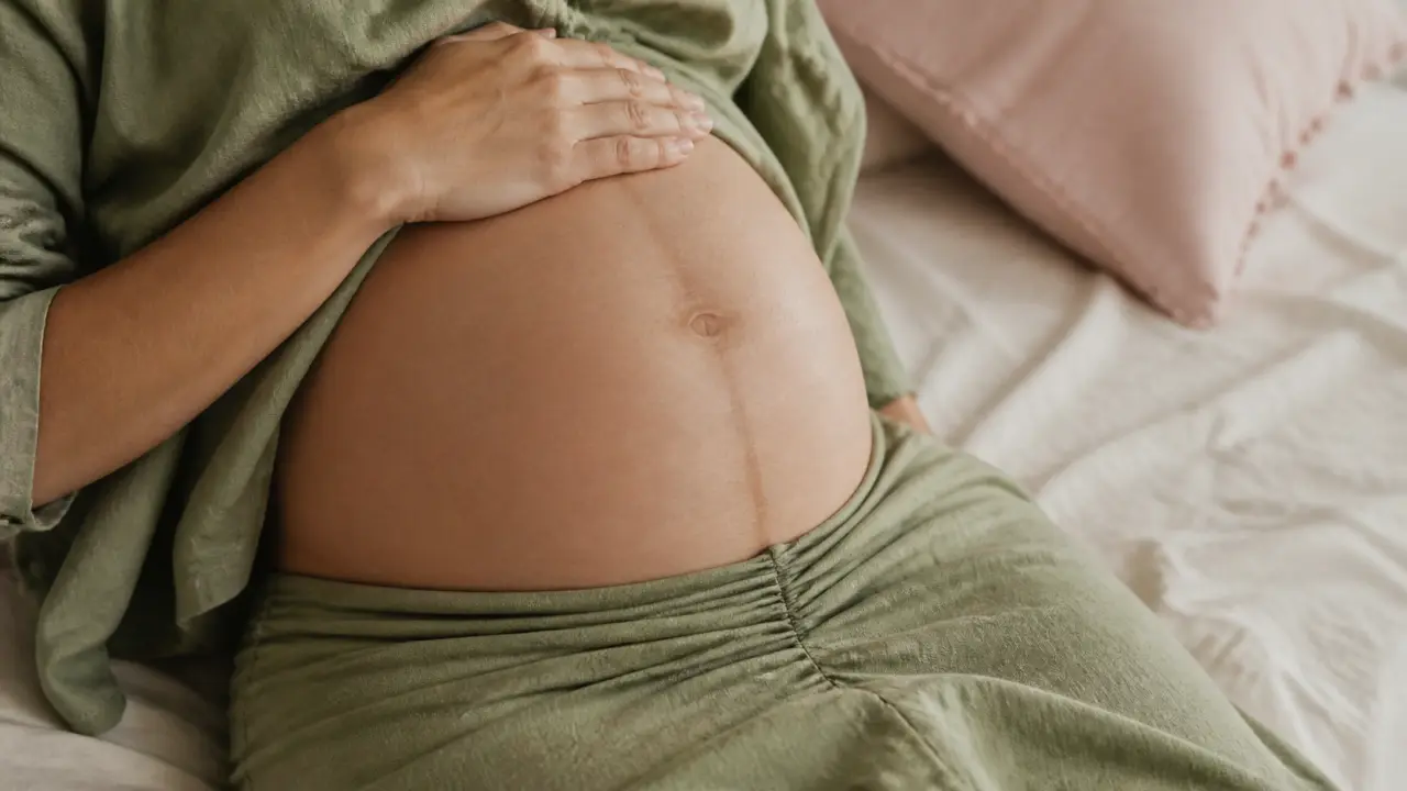 Trait de grossesse sur le ventre : linea nigra, fille ou garçon
