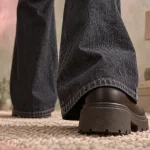 Quelles chaussures avec jeans large : bottine plateforme pour allonger la silhouette